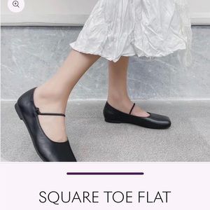 *BRAND NEW*Empress Square Toe Flat × 1
Black / US 8 / EU 39